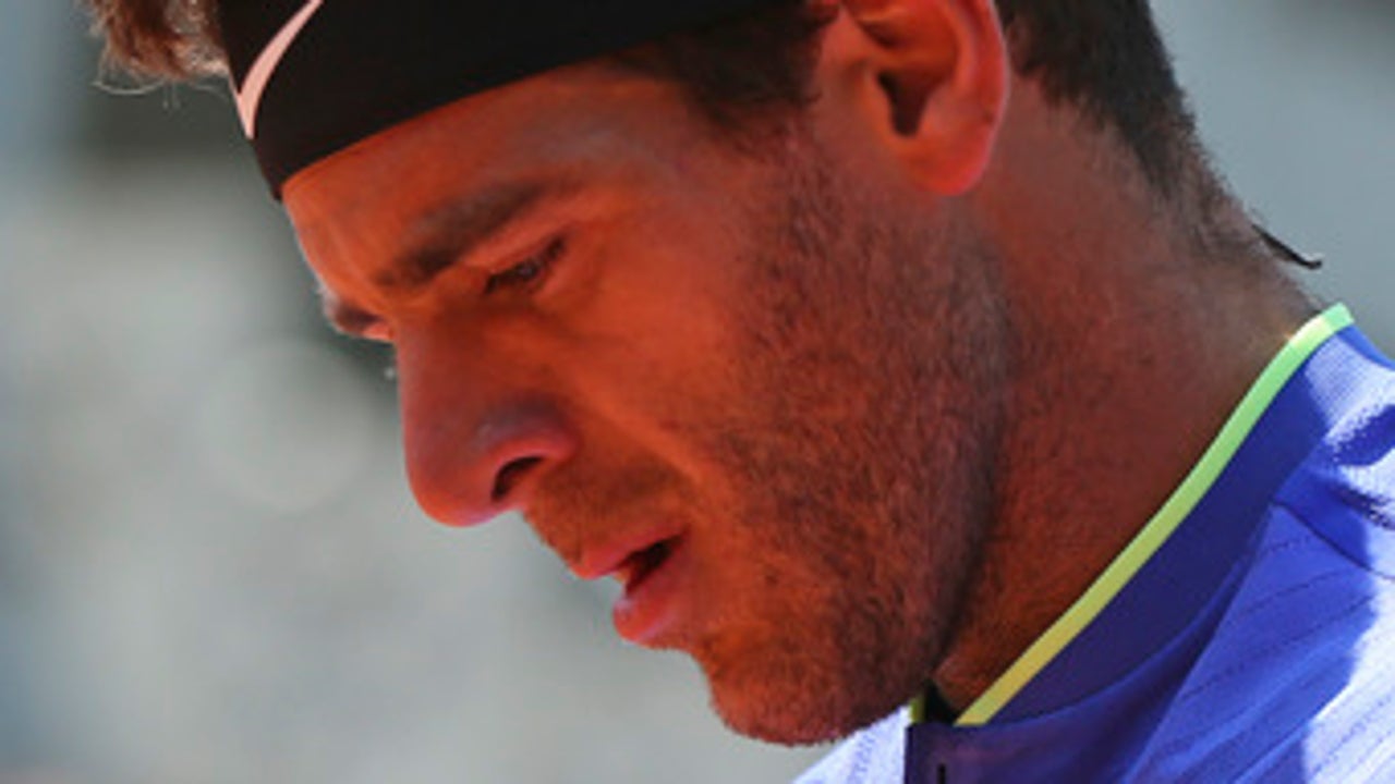 Helped by key double-fault, Murray tops del Potro in Paris